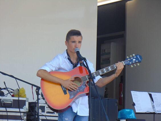 Fête communale 2018 : chanteur et joueur de guitare