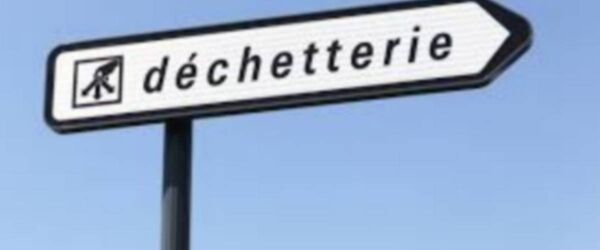 panneau indiquant la direction de la déchetterie.