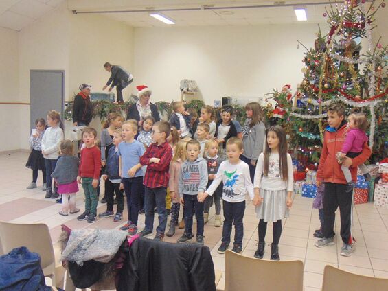 Les enfants chantent en attendant le Père Noël