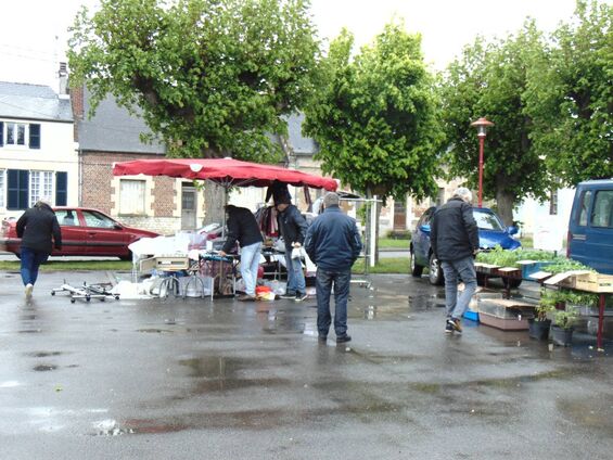 Quelques brocanteurs et visiteurs sur la place de Chivres-en-Laonnois Quelques brocanteurs et visiteurs sur la place de Chivres-en-Laonnois