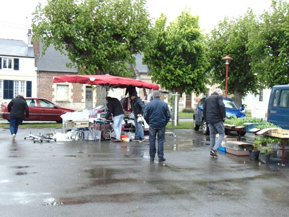 Quelques brocanteurs et visiteurs sur la place de Chivres-en-Laonnois