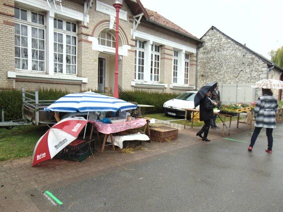 Exposants et chineurs sous la pluie Exposants et chineurs sous la pluie