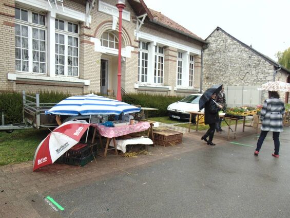 Exposants et chineurs sous la pluie