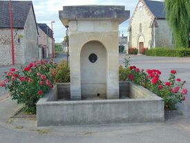 Pompe située sur la place Labruyère à Chivres-en-Laonnois devant le café