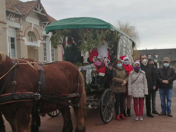 Calèche Père-Noël et le conseil municipal Calèche Père-Noël et le conseil municipal