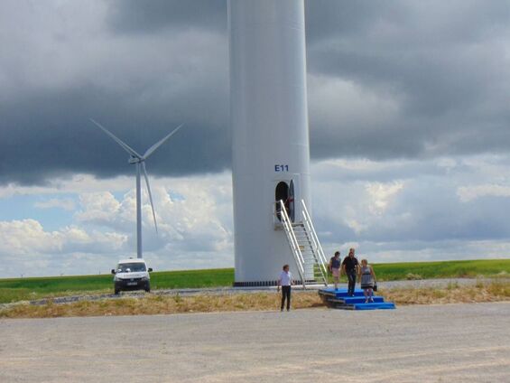 Inauguration du parc éolien de la Champagne Picarde : Elus devant une éolienne